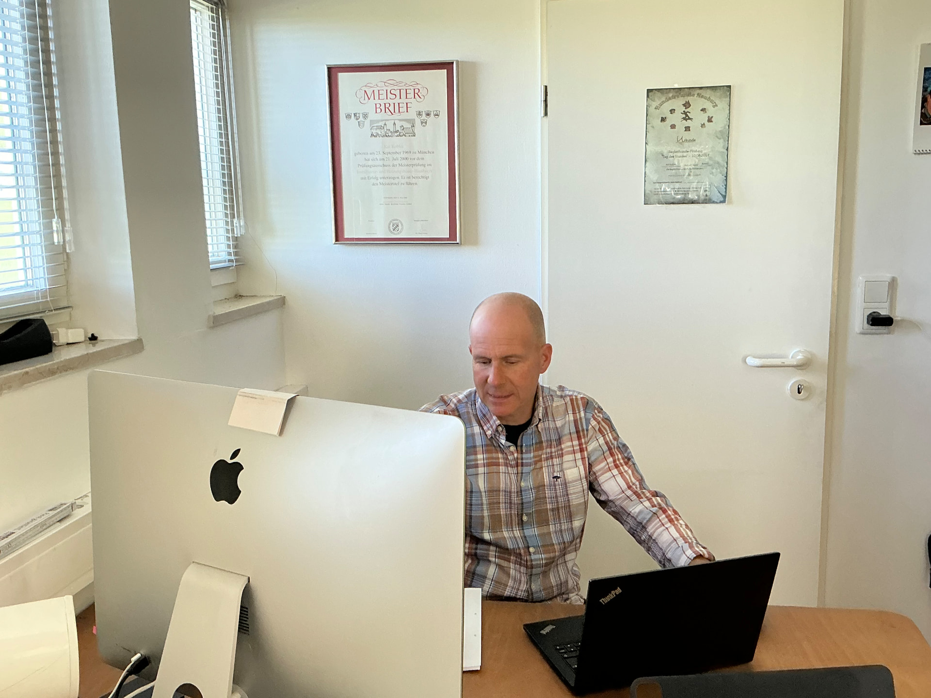 Kai Kobler arbeitet an seinem Schreibtisch am Computer